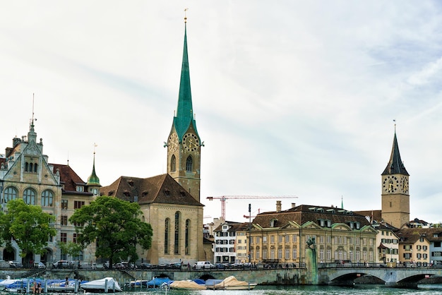 Zurigo, Svizzera - 2 settembre 2016: Chiesa di San Pietro e Chiesa Fraumunster al molo del fiume Limmat nel centro della città di Zurigo, Svizzera.