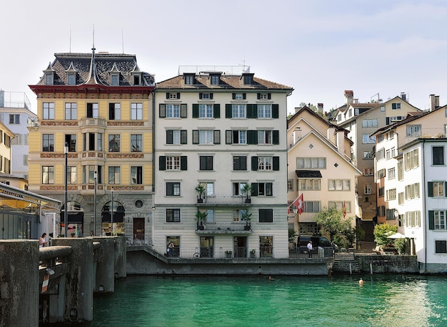 Zurigo, Svizzera - 2 settembre 2016: Edifici storici a Limmat River Quay di Zurigo, Svizzera. Persone sullo sfondo