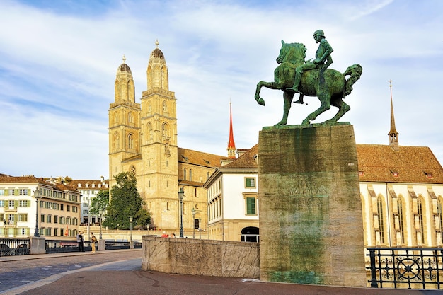 Zurigo, Svizzera - 2 settembre 2016: Monumento di Hans Waldmann al ponte Munsterbrucke e Chiesa Grossmunster a Zurigo, Svizzera. Persone sullo sfondo