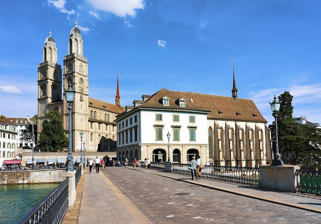 Zurigo, Svizzera - 2 settembre 2016: Persone al ponte Munsterbrucke e Chiesa Grossmunster a Zurigo, Svizzera