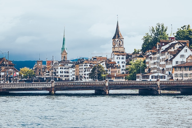 Zurigo svizzera vista degli edifici storici della città vecchia vicino alla stazione ferroviaria principale zurigo hb hau...