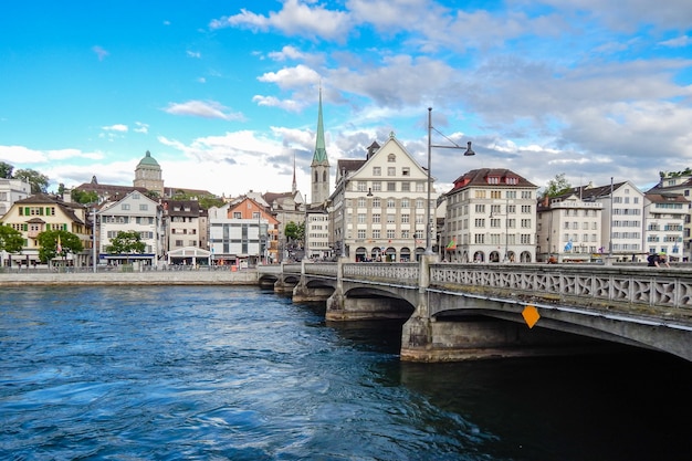 zurigo svizzera vista del ponte sul fiume limago e gli edifici storici