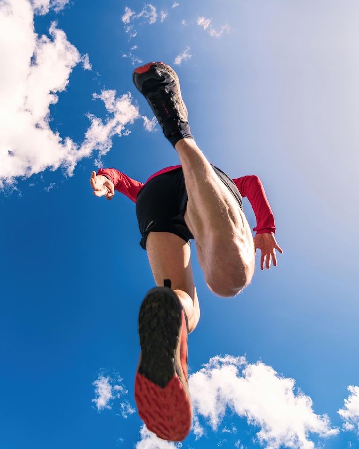 Fotografie a man is running in the air with his legs spread apart concept of freedom and enjoyment