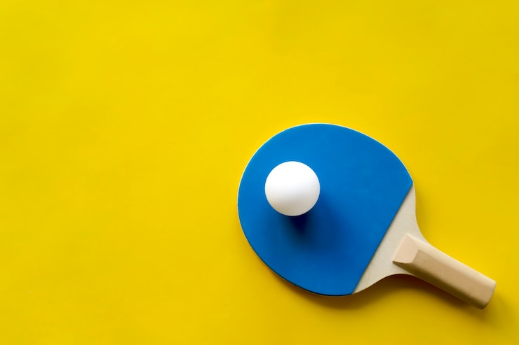 Fotografie a table tennis racket lies on a tennis table ready for the competitions