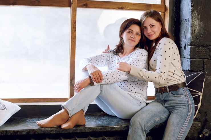 Fotografie beautiful woman and daughter, confident successful woman posing with daughter. adult woman plus size without complexes.