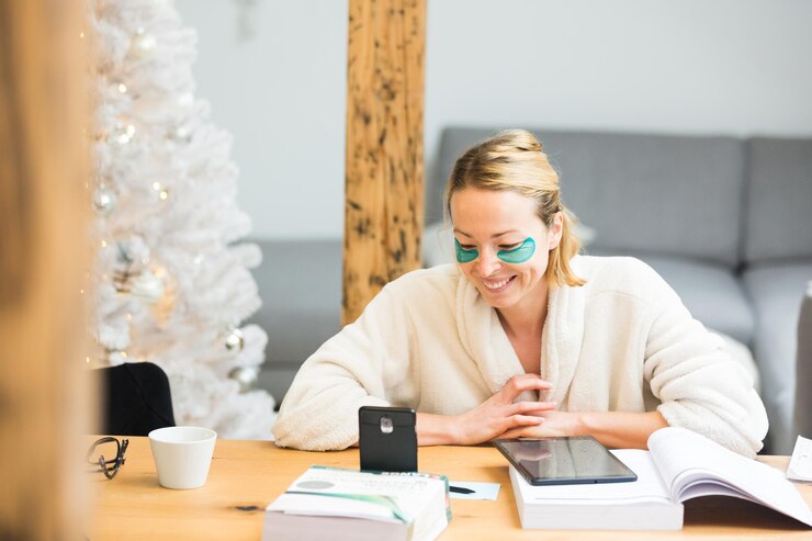 Fotografie businesswoman using digital tablet at home by christmas tree