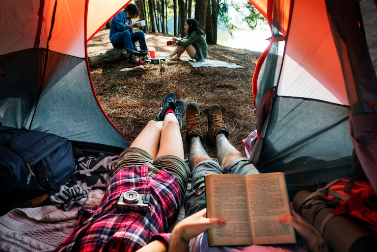 Fotografie campers relaxing at the campsite