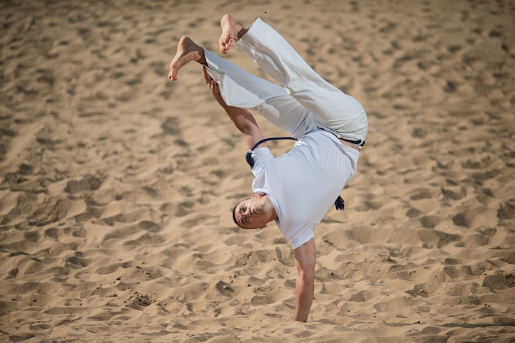 Fotografie capoeira dancer posing, performing a handstand