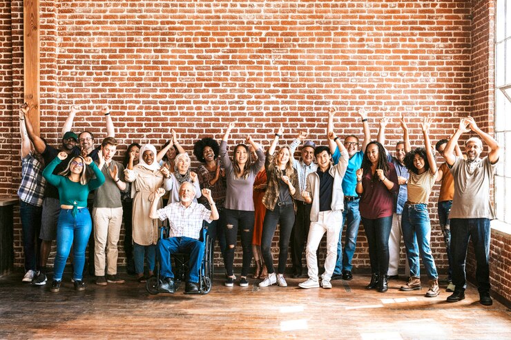 Fotografie cheerful diverse people in a workshop