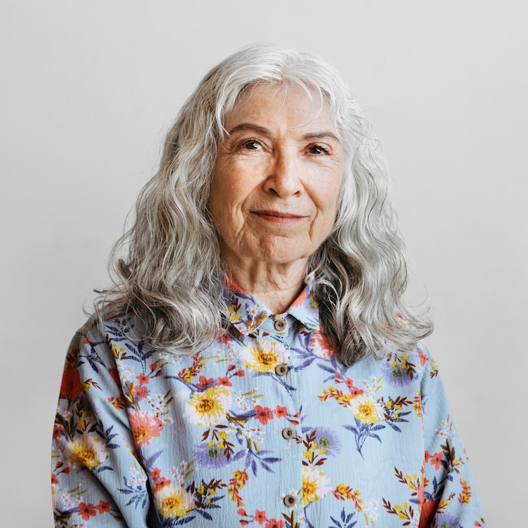Fotografie cheerful senior woman in a studio shoot