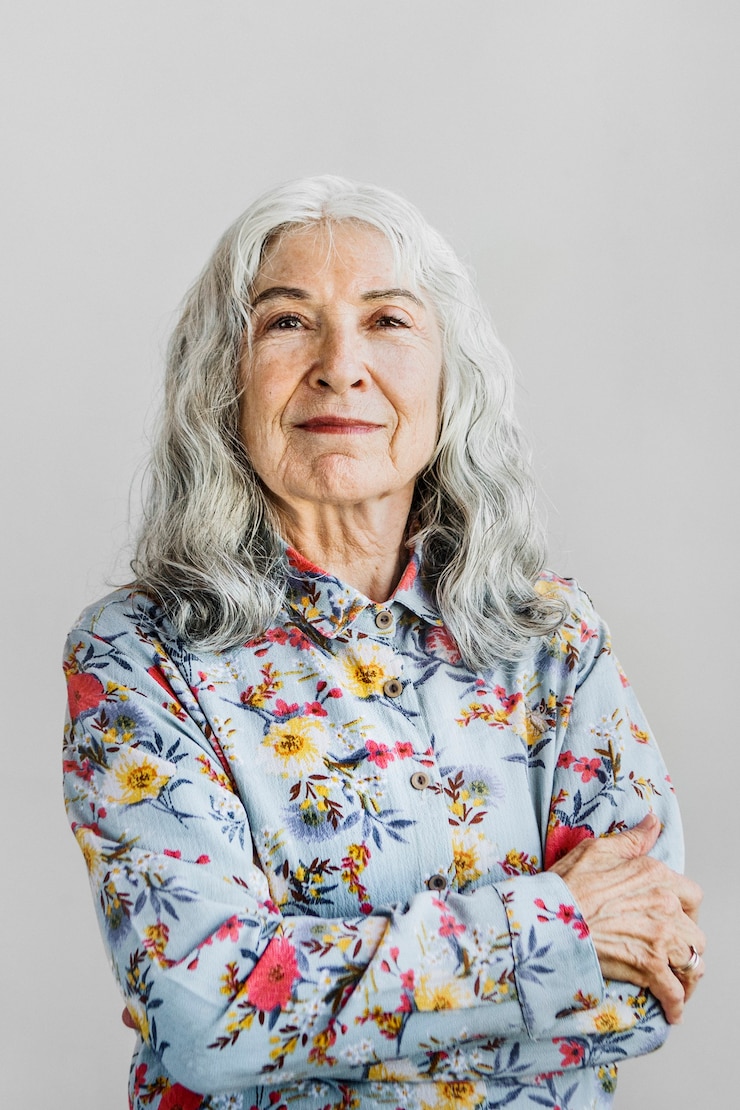 Fotografie cheerful senior woman in a studio shoot