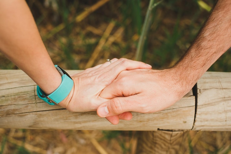 Fotografie close-up of couple holding hands