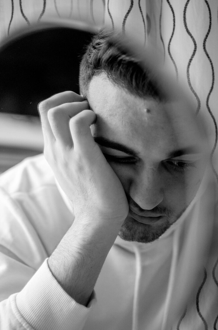 Fotografie close-up of depressed man at home