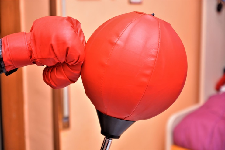 Fotografie close-up of hand punching bag