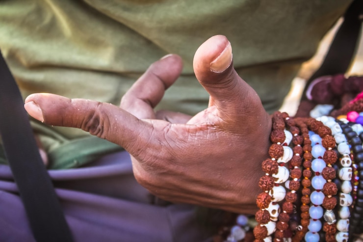 Fotografie close-up of man selling jewelry outdoors