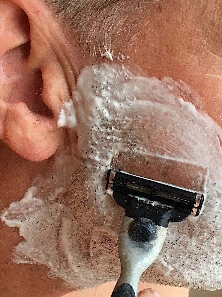 Fotografie close-up of man shaving
