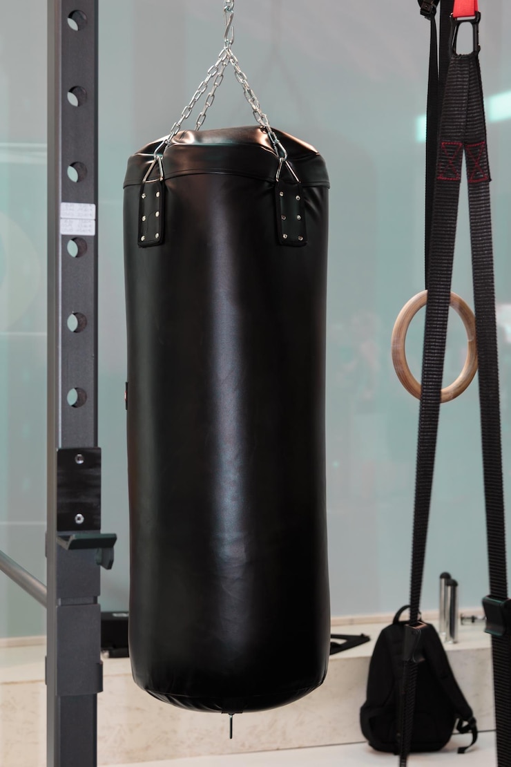 Fotografie close-up of punching bag in gym