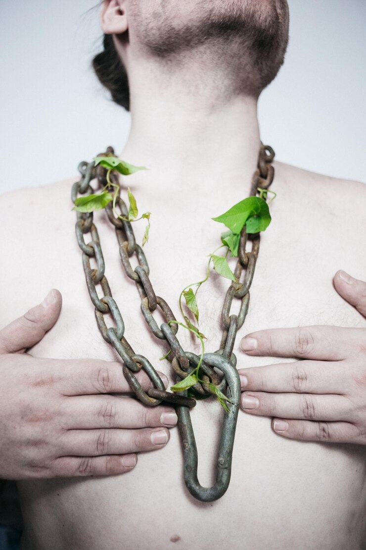 Fotografie close-up of shirtless man wearing metallic chain