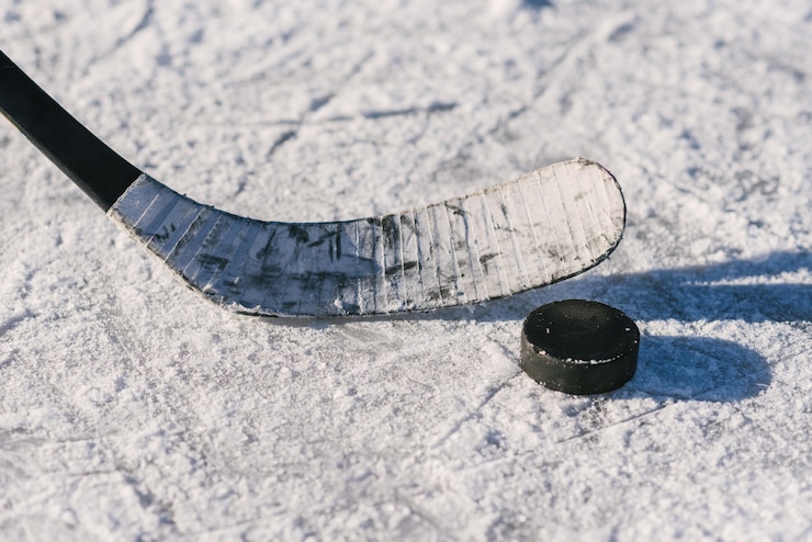 Fotografie close-up of sticks and pucks in the stadium