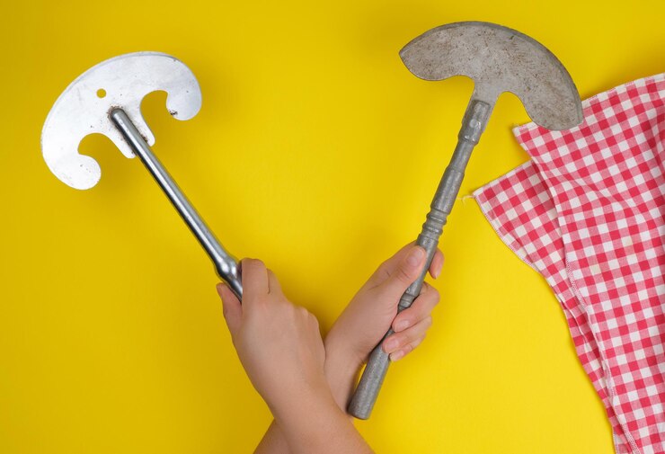 Fotografie close-up of woman hand holding yellow paper against colored background