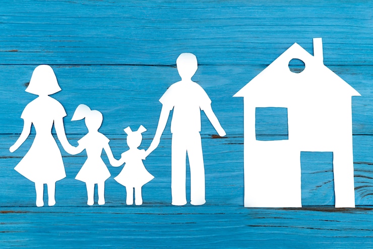Fotografie closeup of happy paper family on blue