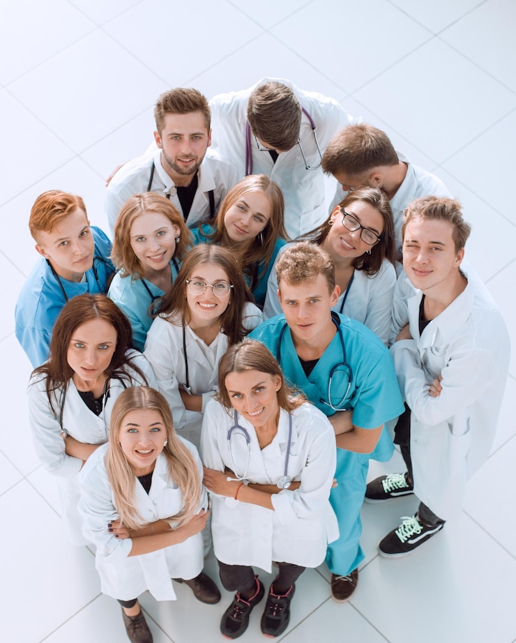 Fotografie confident woman doctor standing in front of her colleagues