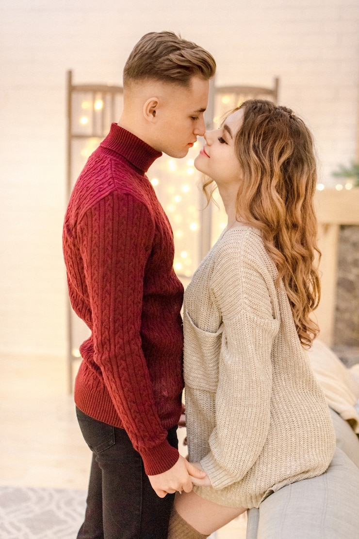 Fotografie couple hugging at home on the eve of christmas