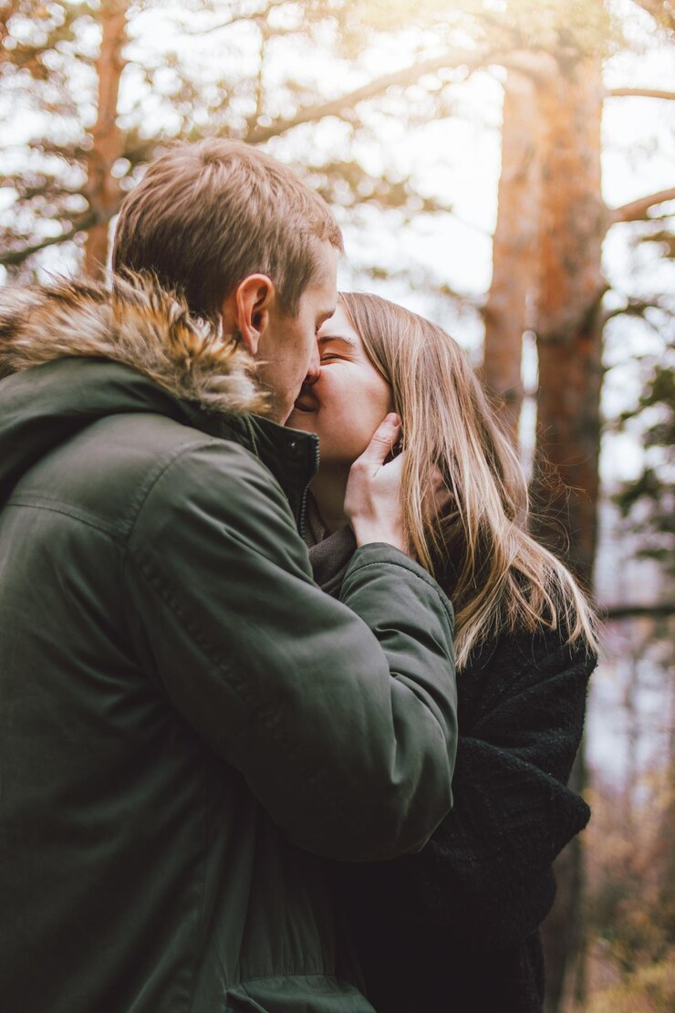 Fotografie couple kissing in park