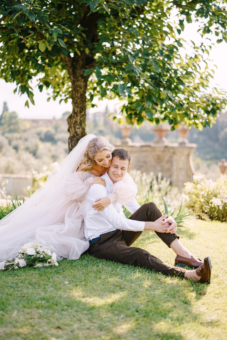 Fotografie couple kissing on tree in park