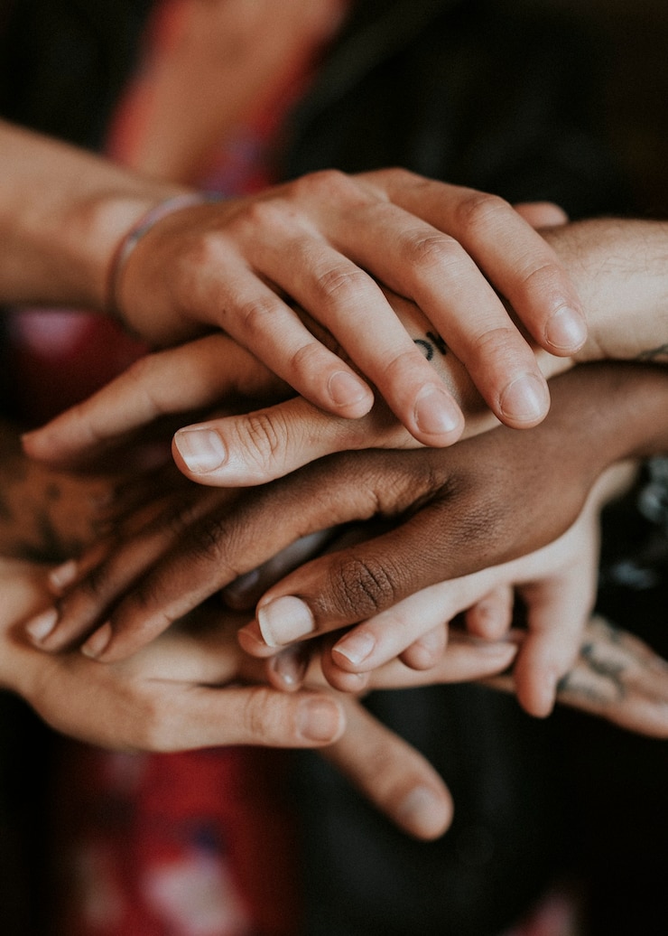 Fotografie creative team stacking their hands