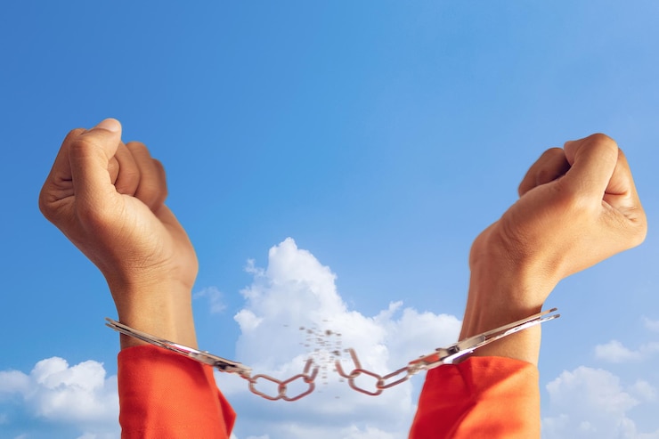 Fotografie cropped image of woman with handcuffed against sky