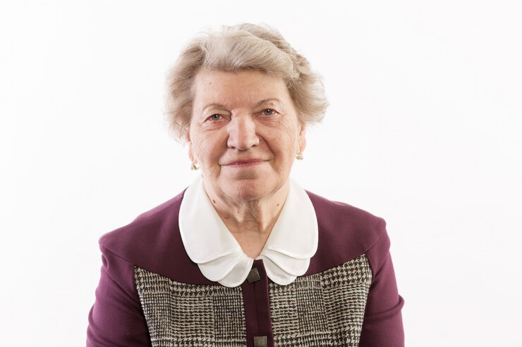 Fotografie cute old woman with gray curly hair smiling