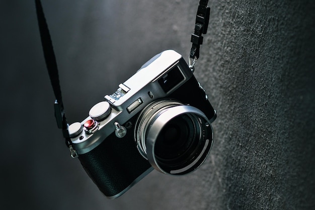 Detail fotoaparátu visícího u zdi