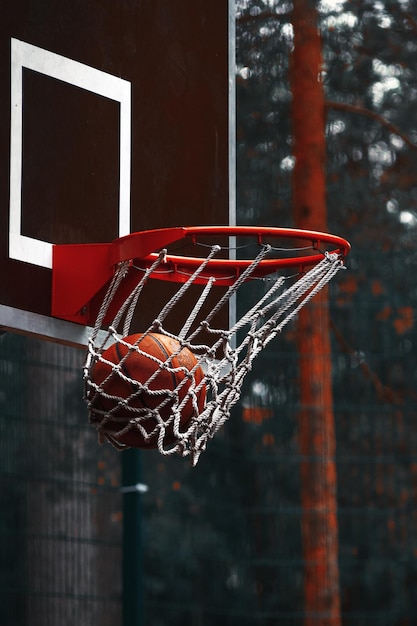 Detailní záběr basketbalového míče v koši