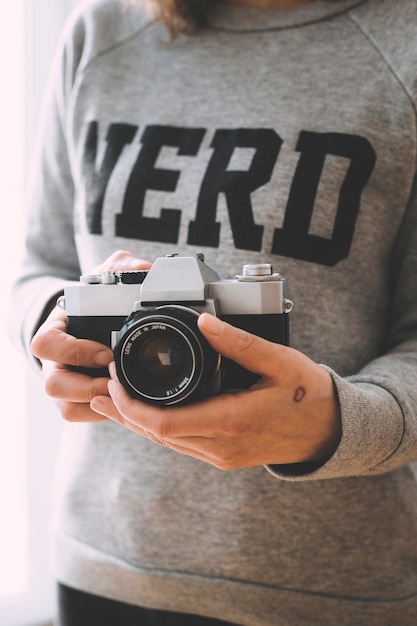 Detailní záběr muže držícího fotoaparát