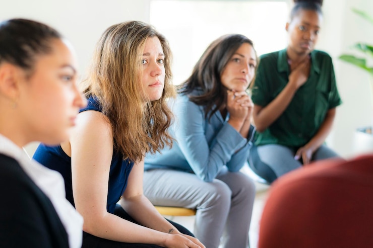 Fotografie diverse people in a support group session