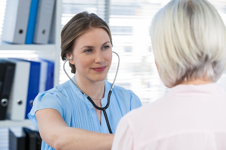 Fotografie doctor examining a patient with stethoscope