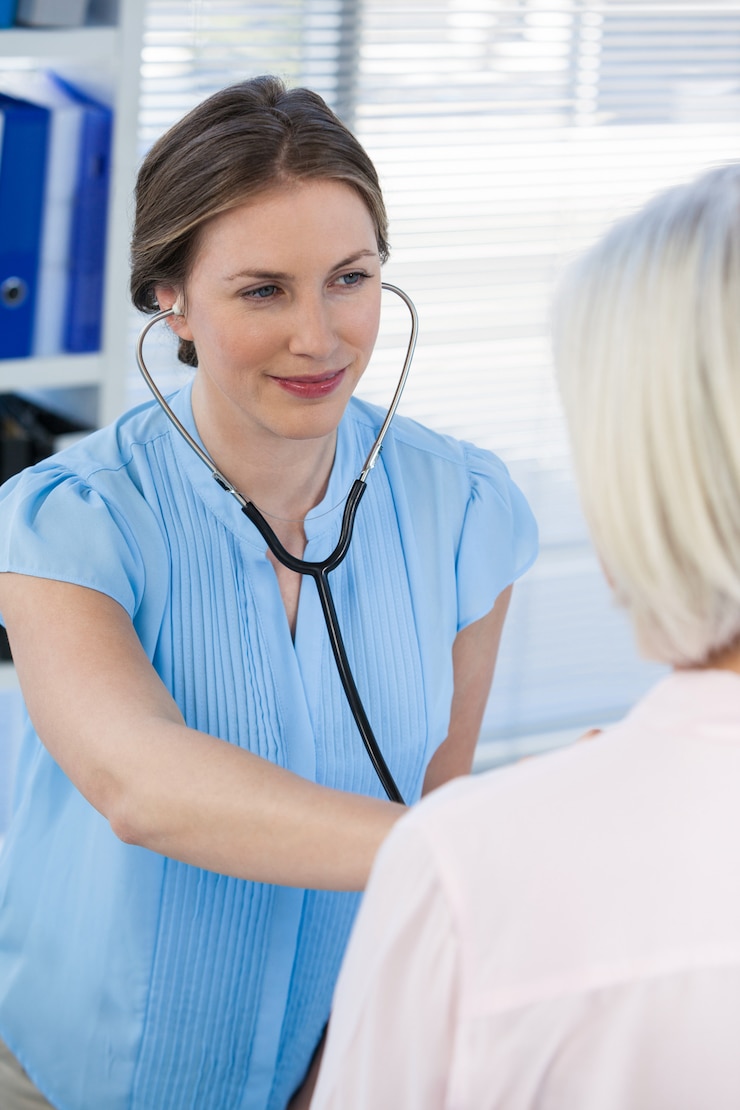 Fotografie doctor examining a patient with stethoscope