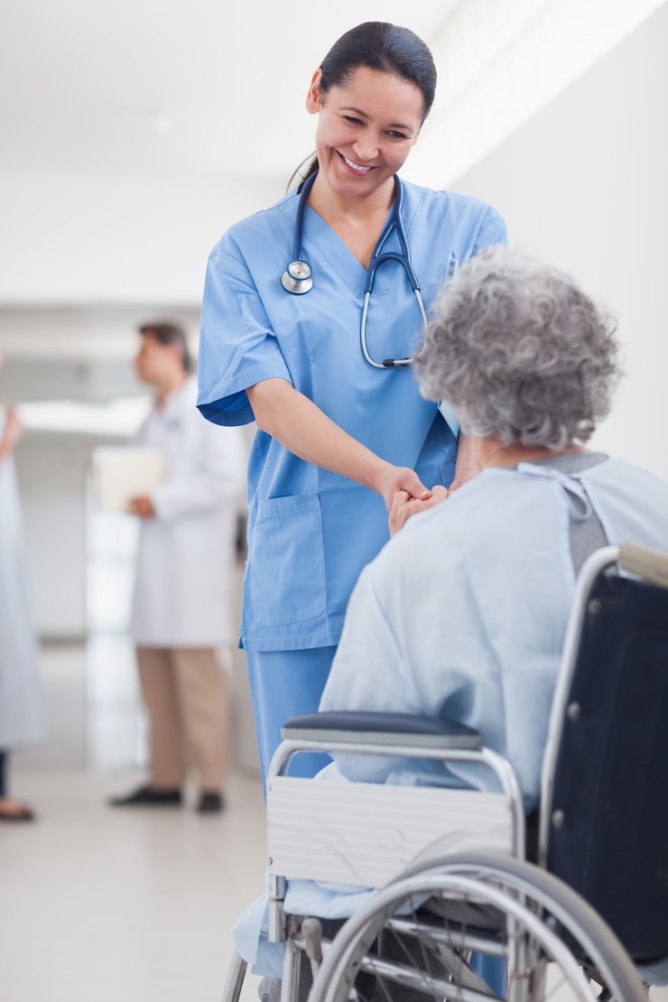 Fotografie doctor greeting recovering senior patient in wheelchair