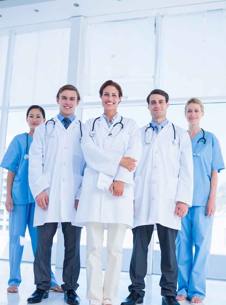Fotografie doctors standing together at hospital