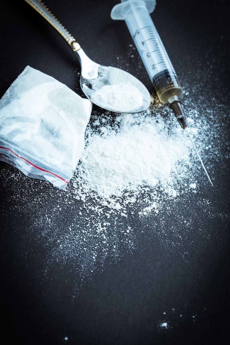 Fotografie drug syringe and cooked heroin on spoon