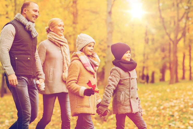 Fotografie family, childhood, season and people concept - happy family in autumn park