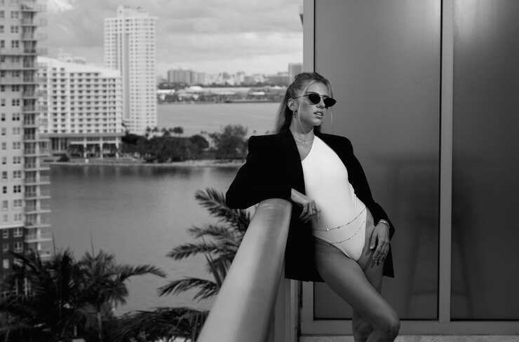 Fotografie fashion model wearing sunglasses and suit posing outdoor woman in trendy look portrait of a sexy women wear fashion suit