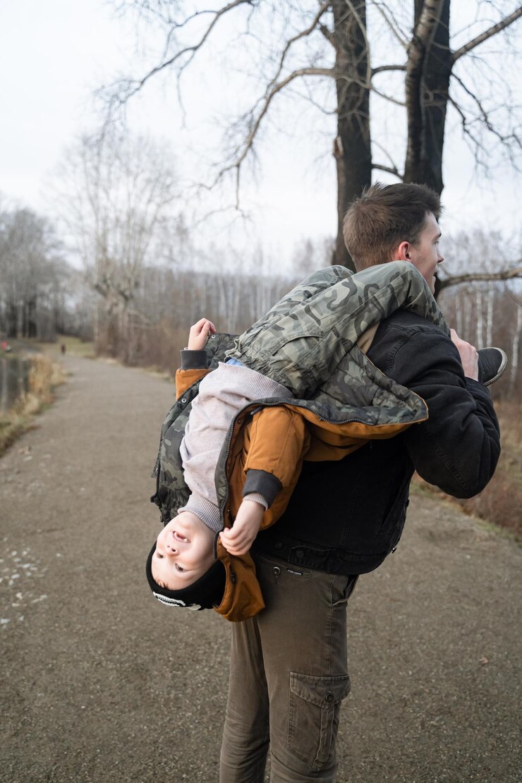 Fotografie father with son on tree