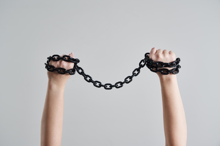 Fotografie female hands holding metal metal chain over head
