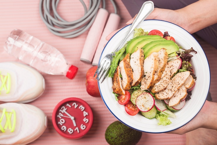 Fotografie fitness and active healthy lifestyles concept.a plate of chicken breast salad