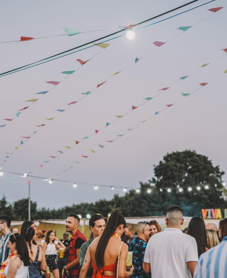 Fotografie friends enjoying at a summer music festival.