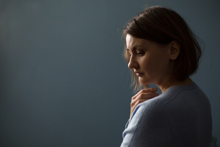 Fotografie girl on gray background looks from behind looking in profile