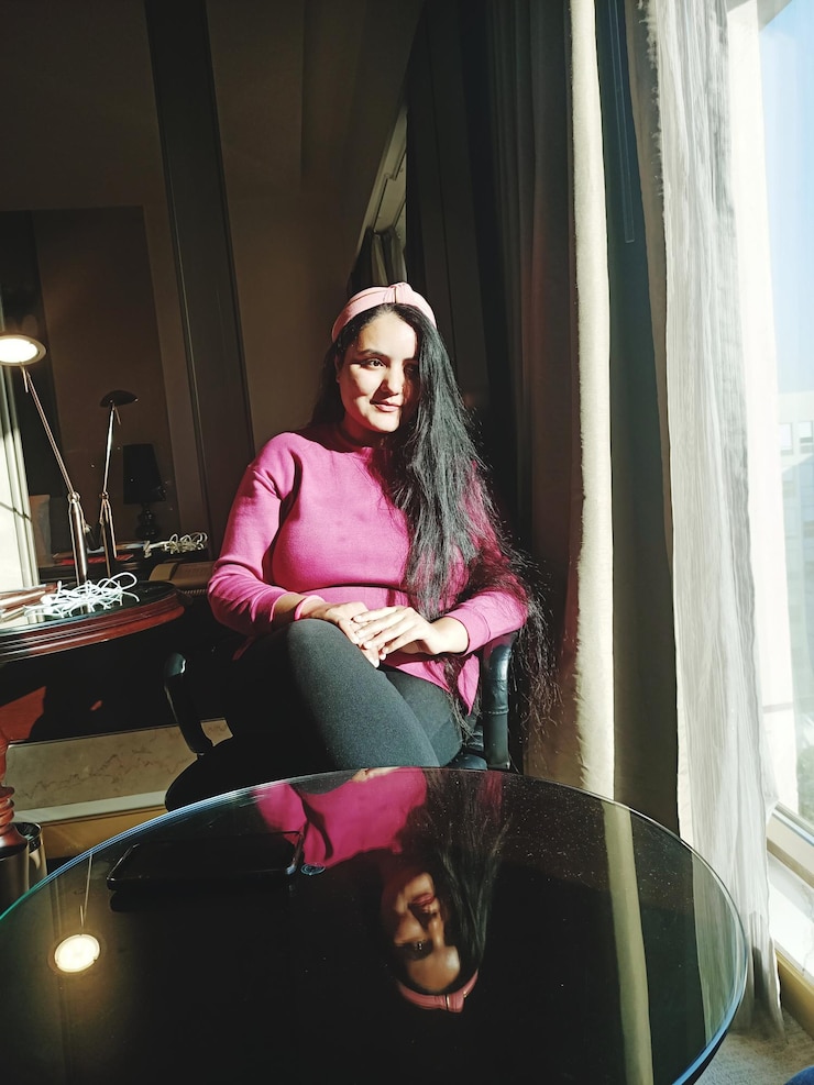 Fotografie girl sitting on chair peacefully  seeing outside view from window