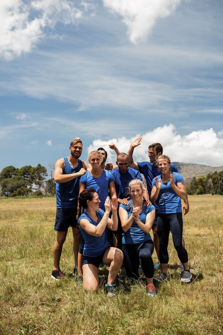Fotografie group of fit people cheering together in boot camp